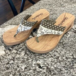 Sketchers sandals size 8